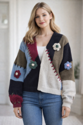 Плетена жилетка с цветни апликации