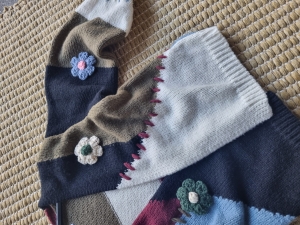 Плетена жилетка с цветни апликации