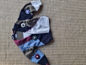 Плетена жилетка с цветни апликации