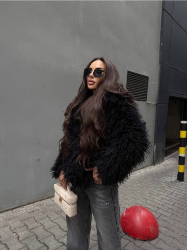 Късо пухкаво палто в черно