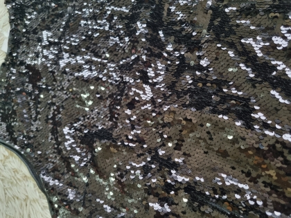 Паетена роклю в черно 