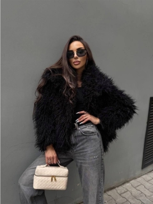 Късо пухкаво палто в черно