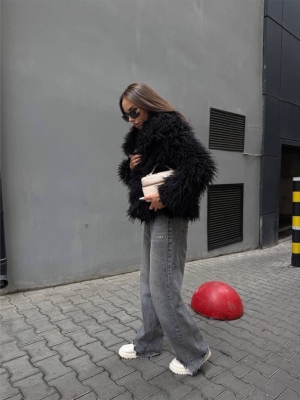 Късо пухкаво палто в черно