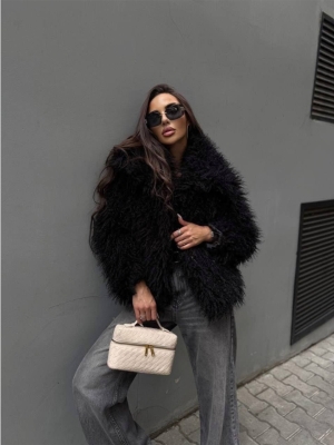 Късо пухкаво палто в черно