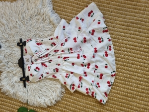 Кокетна бяла рокля с черешки